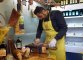 Gianmarco affetta a mano il prosciutto al mercato dei contadini di Circo Massimoa